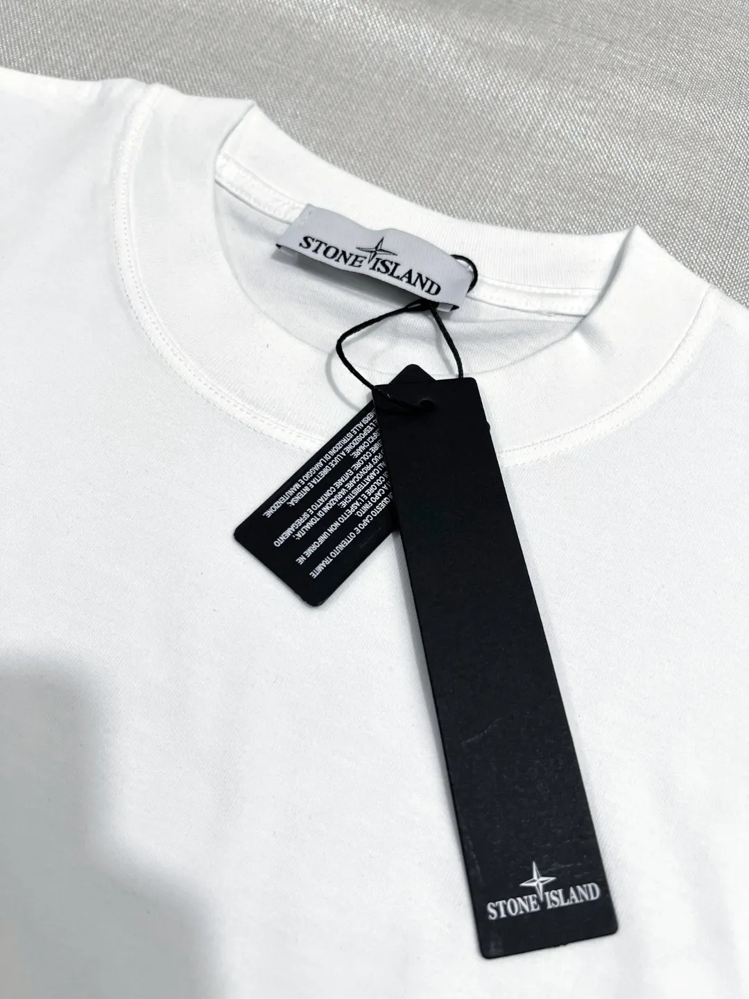 P180 Stone Island STONE ISLAND top version FW new long-sleeved T-shirt, classic style official website synchronization, embroidered small label LOGO long-sleeved T-shirt, 64-count high-density 280g double yarn pure cotton fabric, imported machine embroidered small label, embroidered letters are clean and neat, the letters are clear, supports NFC scanning to enter the official website, ready-to-wear collar hemming, shoulder hemming strips, collar tightly threaded , it has been processed by high-temperature color fixing and washing process before leaving the factory. It will not fade, shrink or pill. The style is simple, classic, soft and comfortable, a must-have wardrobe item. Color: black white, size: XS-L (the maximum L can wear 200 pounds)
